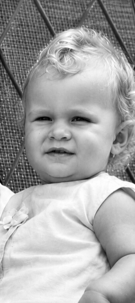 Retrato de infância — a menina loira dos olhos claros